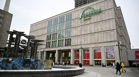 Senat und Eigentümer ringen weiter um die Zukunft der Galeria am Alexanderplatz. (Archivbild) / Foto: Sebastian Gollnow/dpa