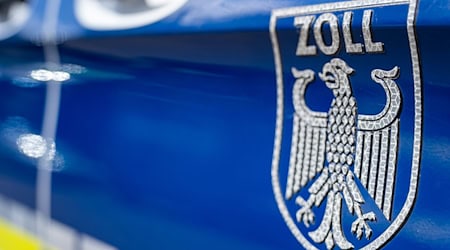 Einsatzkräfte der Finanzkontrolle Schwarzarbeit des Hauptzollamts Frankfurt (Oder) decken Fälle illegaler Beschäftigung auf. (Symbolbild) / Foto: Soeren Stache/dpa