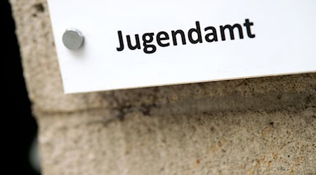 Das Jugendamt Berlin hat zwei Kinder aus Brandenburg in Obhut genommen (Symbolbild). / Foto: Arno Burgi/dpa-Zentralbild/dpa