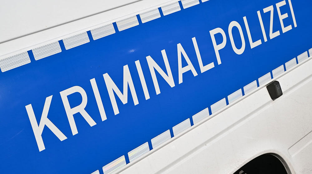 Die Kriminalpolizei ermittelt, wie es zu dem Tod der beiden Männer kam. (Symbolbild) / Foto: Patrick Pleul/dpa