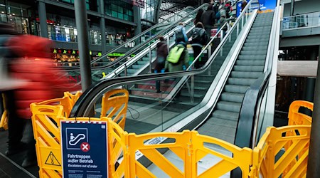 Bei einigen Rolltreppen am Berliner Hauptbahnhof gehen die Einschränkungen weiter. (Archivbild) / Foto: Carsten Koall/dpa