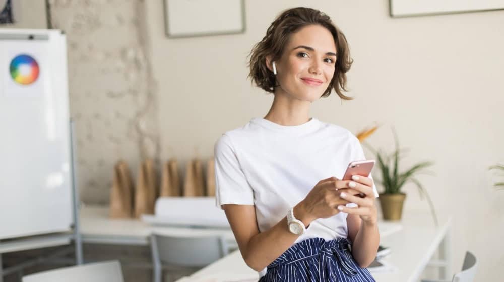 Digitale Tools und flexible Arbeitsorte gehören für viele Gründer in Brandenburg heute selbstverständlich zum Unternehmensalltag. / Foto: garetsvisual auf freepik.com