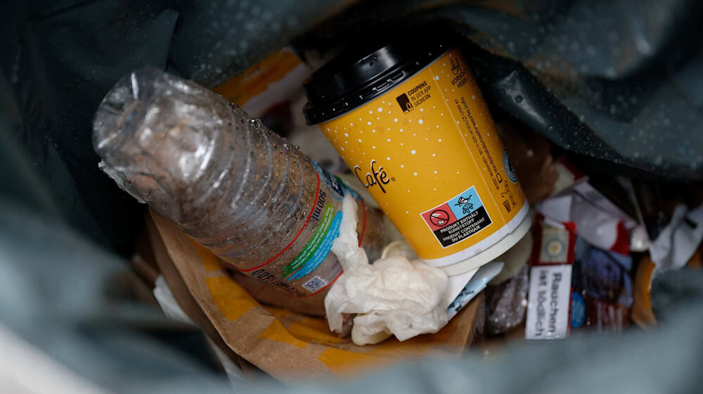 Für weniger Müll: Potsdam will ein Verpackungssteuer einführen. (Symbolbild) / Foto: Henning Kaiser/dpa