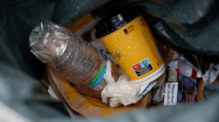 Für weniger Müll: Potsdam will ein Verpackungssteuer einführen. (Symbolbild) / Foto: Henning Kaiser/dpa