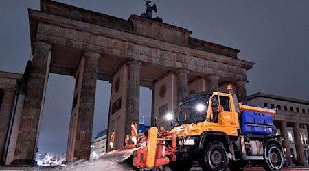 Winterdienste in Berlin hatten bei Schnee und Eisregen zuletzt sehr viel zu tun. (Archivbild) / Foto: Michael Ukas/dpa