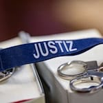 Eine 31-Jährige ist nach Raubüberfällen auf Seniorinnen zu drei Jahren Haft verurteilt worden. (Foto Illustration)  / Foto: Monika Skolimowska/dpa