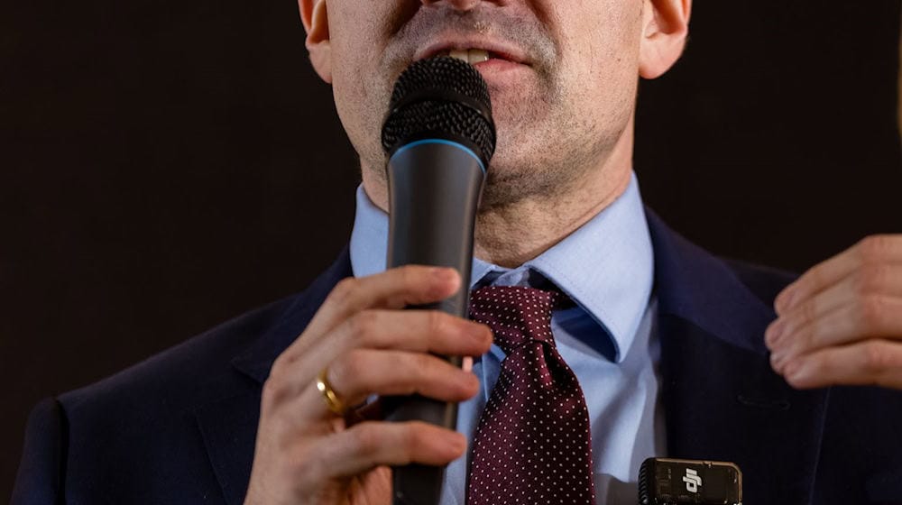 Die AfD-Spitze ruft dazu auf, keine Parteiveranstaltungen mit der Leitfigur der Identitären Bewegung, Martin Sellner, mehr durchzuführen. (Archivbild)  / Foto: Frank Hammerschmidt/dpa