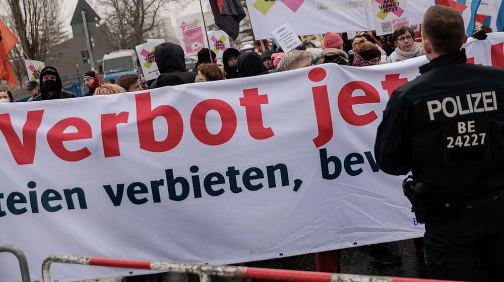 Menschen protestieren gegen die konstituierende Versammlung des Berliner Landesverbandes der AfD-Jugendorganisation Generation Deutschland (GD). / Foto: Carsten Koall/dpa