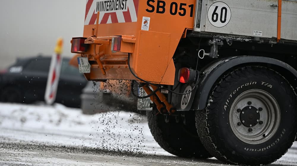 Der Winterdienst geht gegen glatte Straßen vor. (Symbolbild) / Foto: Markus Lenhardt/dpa
