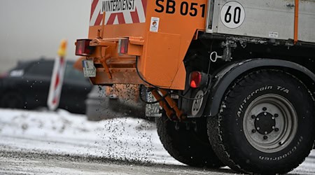 Der Winterdienst geht gegen glatte Straßen vor. (Symbolbild) / Foto: Markus Lenhardt/dpa