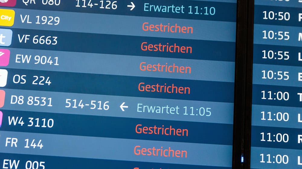 Am BER wurden am Freitagmorgen erneut zahlreiche Starts und Landungen abgesagt. / Foto: Carsten Koall/dpa