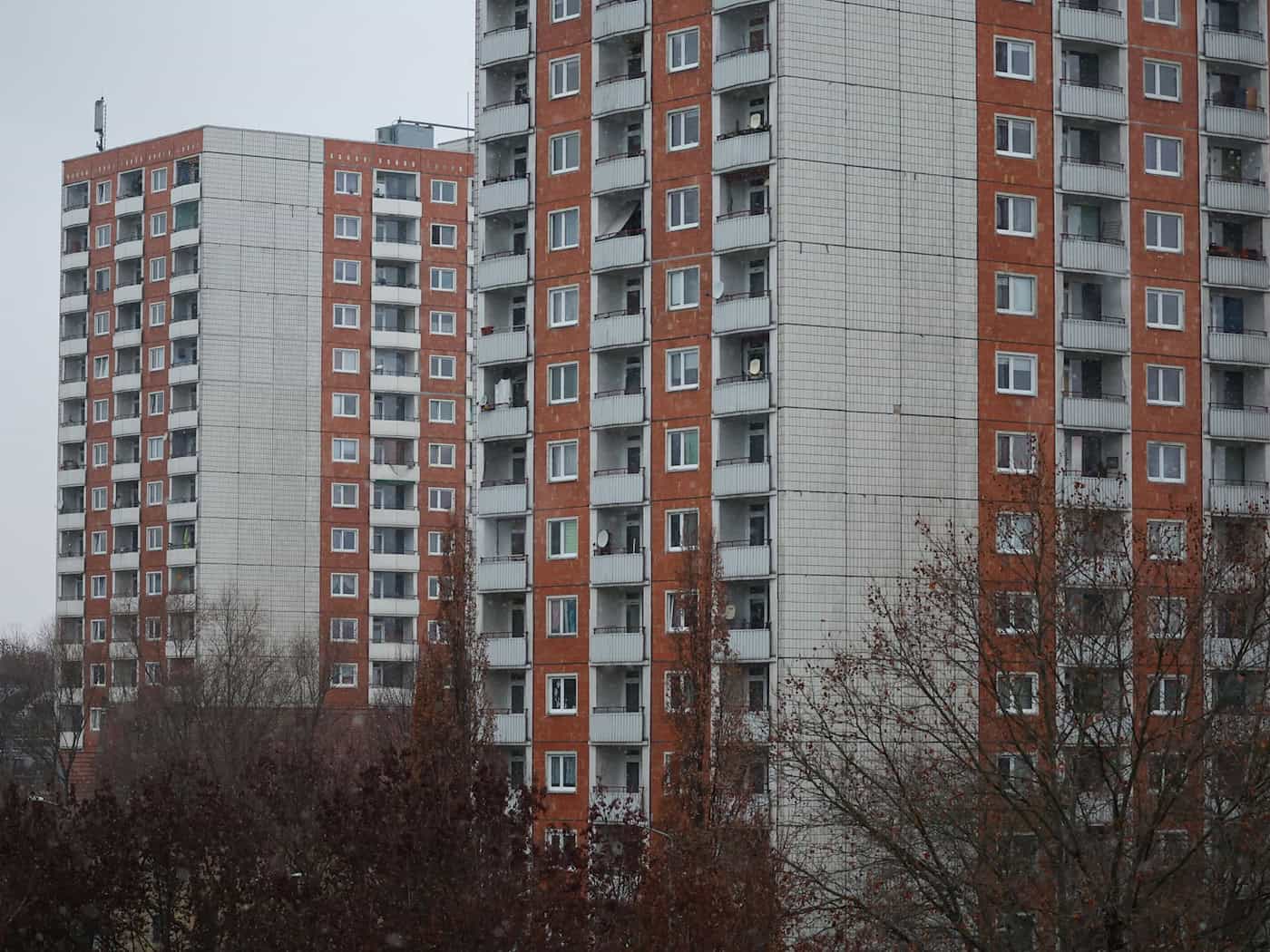 Auch Interviews mit Bewohnern von Plattenbauten im Dresdner Stadtteil Prohlis sind Teil der Ausstellung «Platte Ost/West». (Archivbild) / Foto: Jan Woitas/dpa