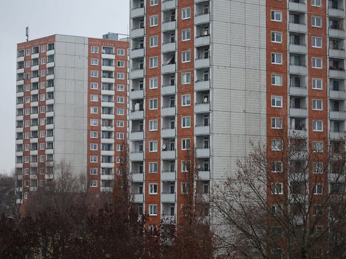 Auch Interviews mit Bewohnern von Plattenbauten im Dresdner Stadtteil Prohlis sind Teil der Ausstellung «Platte Ost/West». (Archivbild) / Foto: Jan Woitas/dpa