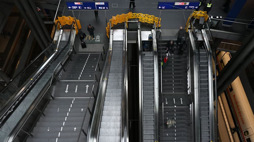 Bis auf weiteres gesperrt: 42 von 54 Rolltreppen im Berliner Hauptbahnhof. (Archivbild) / Foto: Markus Lenhardt/dpa