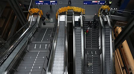 Bis auf weiteres gesperrt: 42 von 54 Rolltreppen im Berliner Hauptbahnhof. (Archivbild) / Foto: Markus Lenhardt/dpa