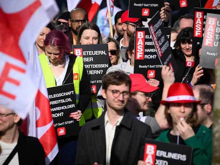 BASF-Beschäftigte protestieren vor dem BASF-Servicezentrum in Berlin-Prenzlauer Berg. / Foto: Bernd von Jutrczenka/dpa