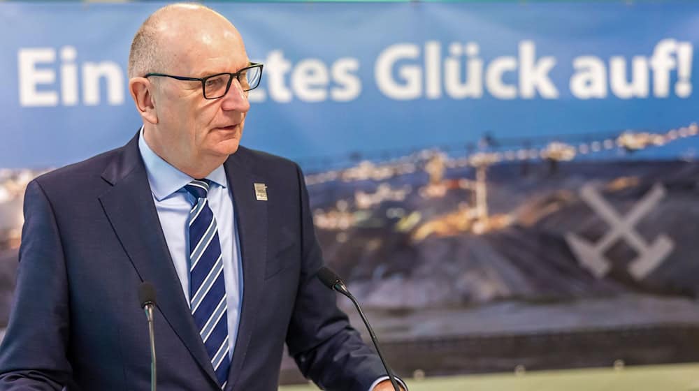 Mit der Sprengung der Förderbrücke F60 endet ein prägendes Kapitel Lausitzer Bergbaugeschichte. Ministerpräsident Dietmar Woidke spricht von einem «sehr emotionalen Moment» und würdigt die Bergleute. / Foto: Frank Hammerschmidt/dpa