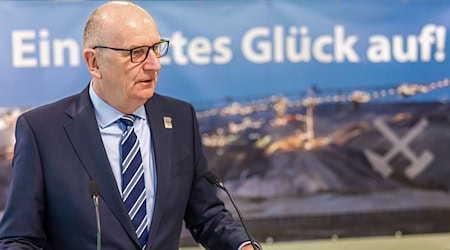 Mit der Sprengung der Förderbrücke F60 endet ein prägendes Kapitel Lausitzer Bergbaugeschichte. Ministerpräsident Dietmar Woidke spricht von einem «sehr emotionalen Moment» und würdigt die Bergleute. / Foto: Frank Hammerschmidt/dpa