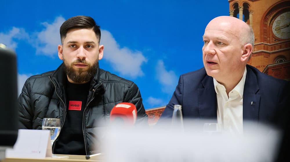 Berlins Regierender Bürgermeister Kai Wegner (CDU) hat Can Sürücü im Roten Rathaus getroffen, den Sohn von Hatun Sürücü, die vor 21 Jahren ermordet wurde.  / Foto: Annette Riedl/dpa