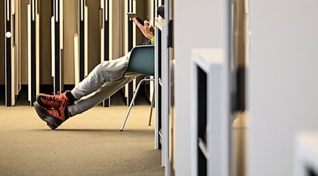 Die Amerika-Gedenkbibliothek ist ein Ort, der zum Aufwärmen einlädt.  / Foto: Britta Pedersen/dpa