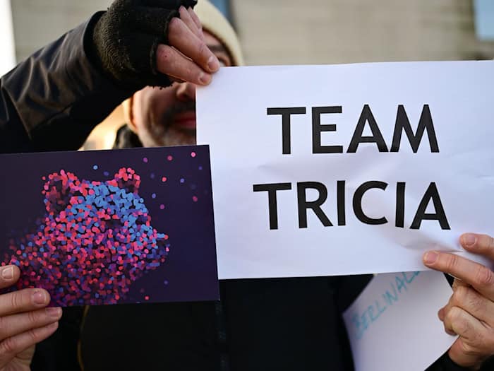 Mitarbeiter der Berlinale brachten während der außerordentlichen Sitzung vor dem Kanzleramt ihre Unterstützung zum Ausdruck. / Foto: Sebastian Christoph Gollnow/dpa