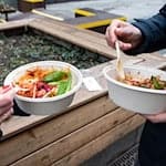 Für derlei Einweggeschirr ist in Tübingen eine Abgabe fällig, nun wünschen sich auch die Berliner Bezirke ein solches Vorgehen. (Archivbild) / Foto: Bernd von Jutrczenka/dpa