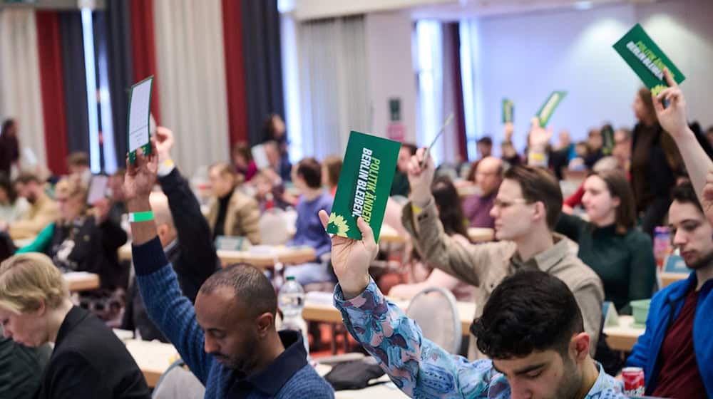 Im Verlauf des Parteitags haben die Grünen über jedes Kapitel ihres Wahlprogramms abgestimmt und zum Schluss noch einmal über das gesamte Programm.  / Foto: Annette Riedl/dpa