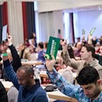 Im Verlauf des Parteitags haben die Grünen über jedes Kapitel ihres Wahlprogramms abgestimmt und zum Schluss noch einmal über das gesamte Programm.  / Foto: Annette Riedl/dpa