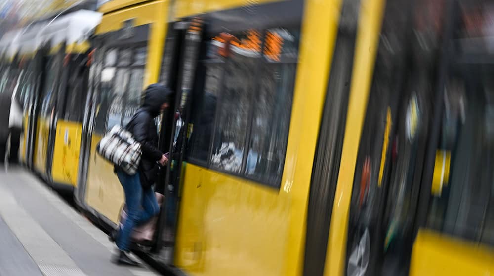 Berliner Schülerinnen und Schüler dürfen den ÖPNV in der Hauptstadt kostenlos nutzen. (Archivbild) / Foto: Jens Kalaene/dpa