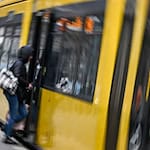 Berliner Schülerinnen und Schüler dürfen den ÖPNV in der Hauptstadt kostenlos nutzen. (Archivbild) / Foto: Jens Kalaene/dpa