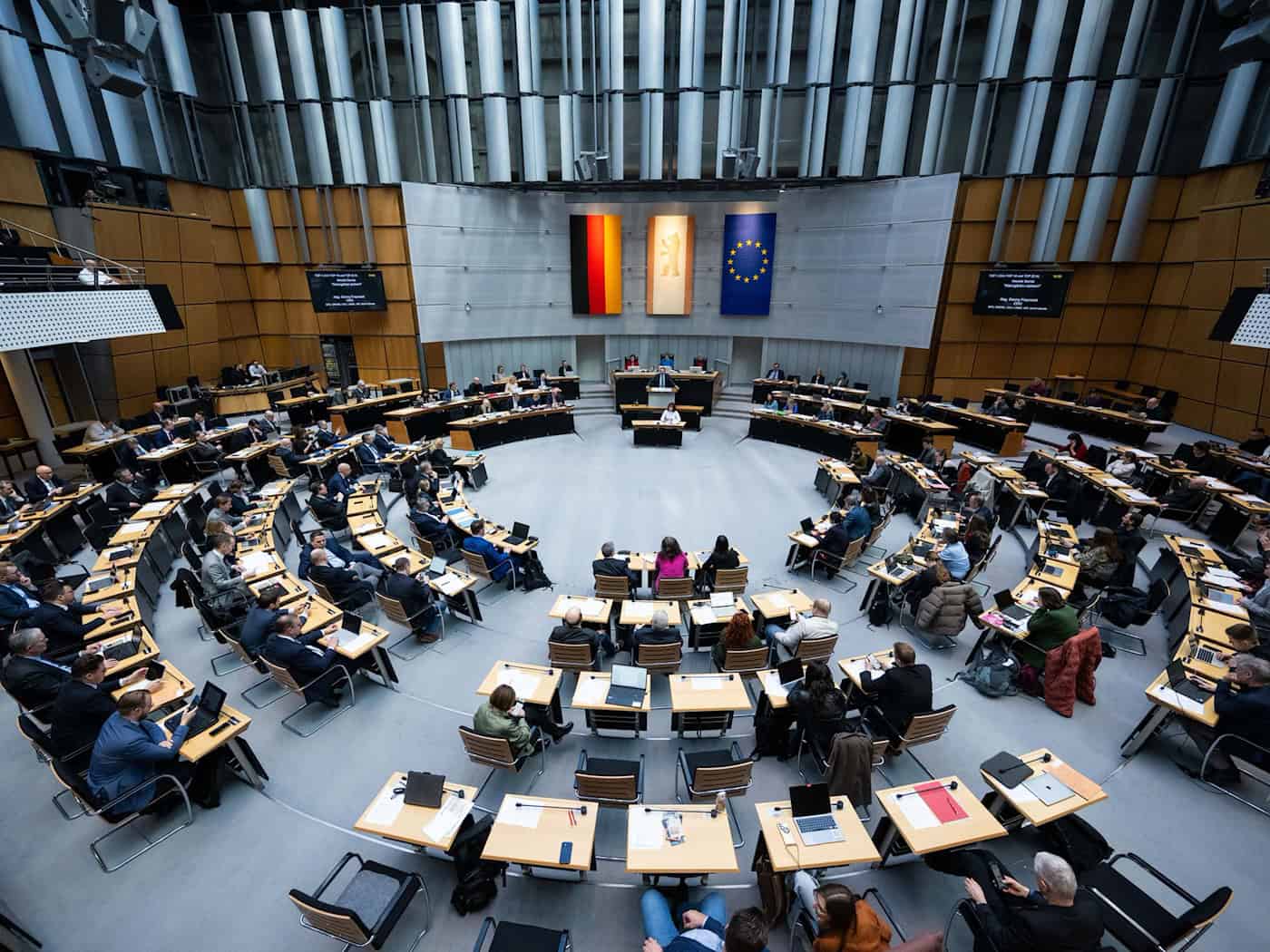 Das Berliner Abgeordnetenhaus hat lange über die Sicherung von Kleingärten in der Stadt beraten.    / Foto: Christophe Gateau/dpa