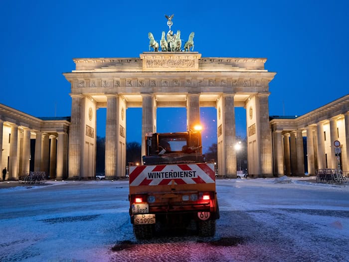 Streusalz soll auf glatten Berliner Wegen im Winter nicht mehr tabu sein. (Symbolbild) / Foto: Kay Nietfeld/dpa