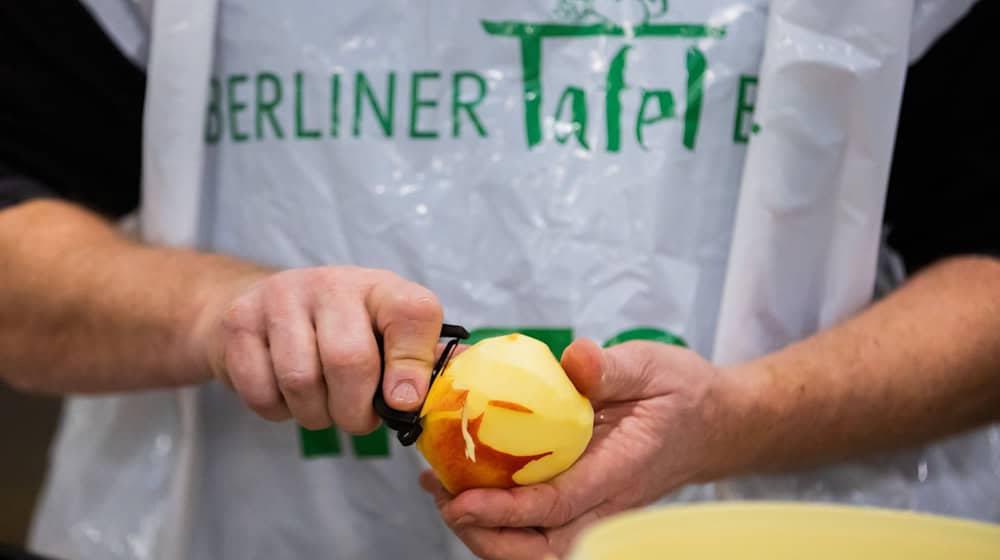 Die Berliner Tafel hat 45 Tonnen übriggebliebene Lebensmittel bei der Fachmesse Fruit Logistica eingesammelt. (Archivbild)  / Foto: Christoph Soeder/dpa