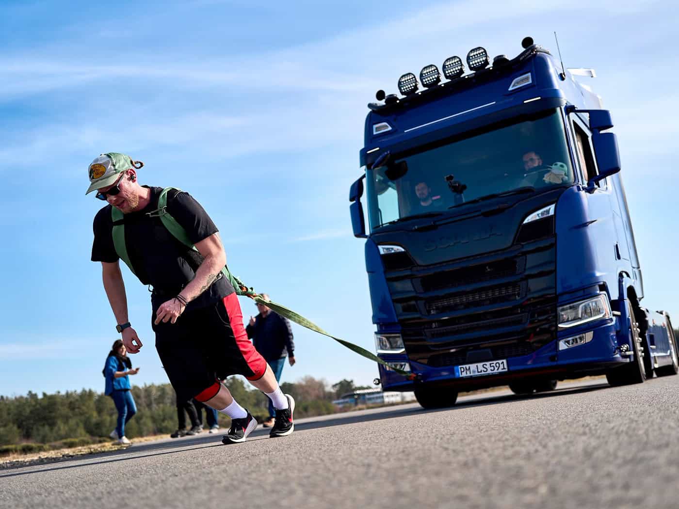Strongman-Athlet Felix Zappe zog einen 8-Tonnen-Lkw. / Foto: Michael Ukas/dpa