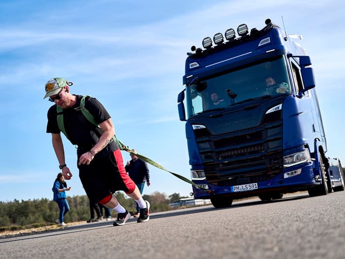 Strongman-Athlet Felix Zappe zog einen 8-Tonnen-Lkw. / Foto: Michael Ukas/dpa