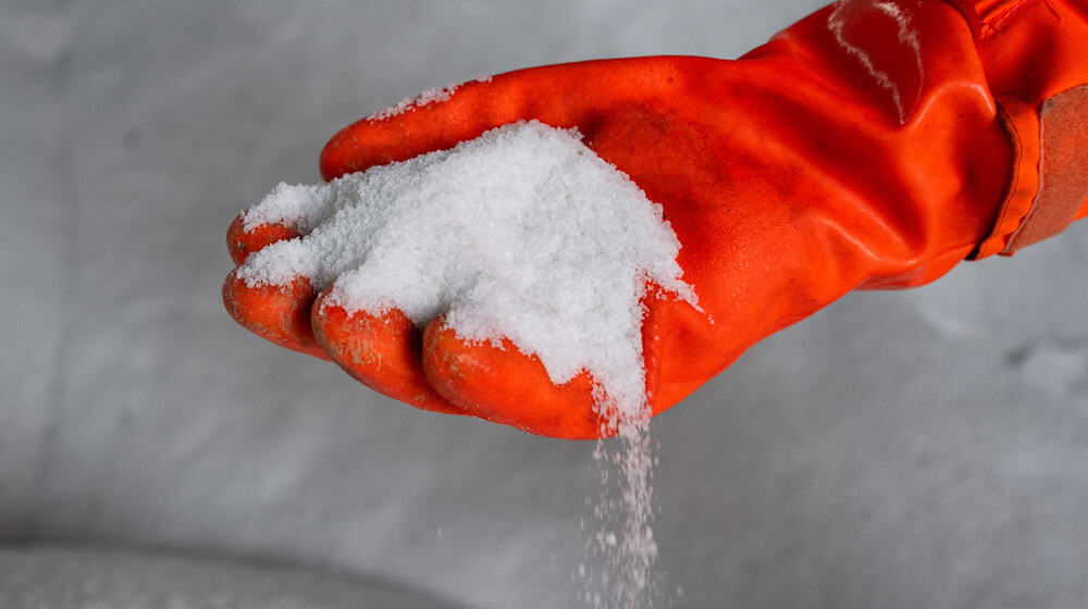 Gericht stoppt Einsatz von Streusalz in Berlin. (Symbolbild)  / Foto: Christophe Gateau/dpa