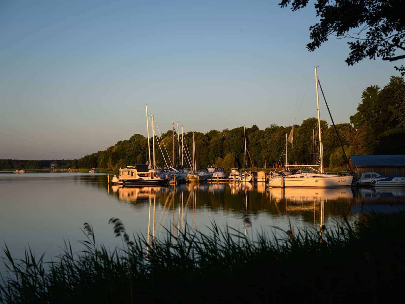 Brandenburg ist reich an Seen und zieht Wassertouristen an. (Archivbild)  / Foto: Patrick Pleul/dpa