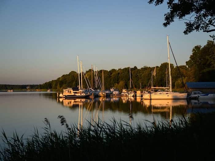 Brandenburg ist reich an Seen und zieht Wassertouristen an. (Archivbild)  / Foto: Patrick Pleul/dpa