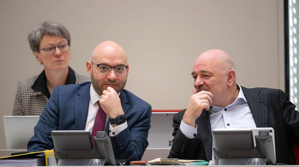 Brandenburgs Innenminister René Wilke (SPD) und Finanzminister Robert Crumbach (parteilos) bewerten die Angleichung zwischen Ost und West bei der Tarifeinigung für die Länder positiv, (Archivbild) / Foto: Soeren Stache/dpa