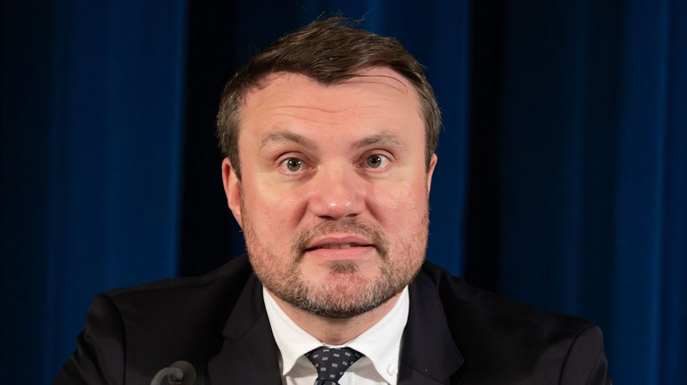 Wirtschaftsminister Keller will öffentliche Auftragsvergaben vereinfachen. (Archivbild) / Foto: Soeren Stache/dpa