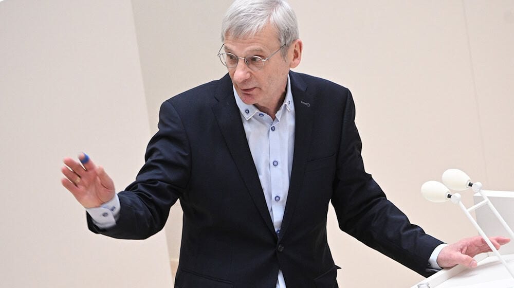 Brandenburgs AfD-Fraktionschef Hans-Christoph Berndt hält die Identitäre Bewegung nach eingen Worten nicht für rechtsextremistisch. (Archivbild) / Foto: Jens Kalaene/dpa