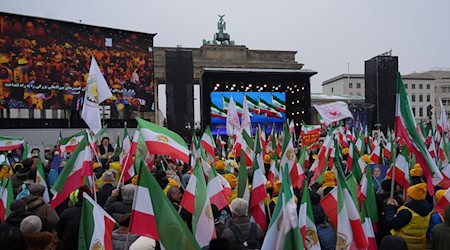 Brandenburger Tor in Berlin in iranischen Farben angestrahlt