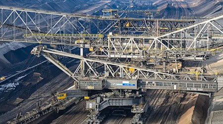 Die gigantische Förderbrücke im ehemaligen Tagebau Jänschwalde ist gesprengt worden. (Archivbild) / Foto: Patrick Pleul/dpa-Zentralbild/dpa