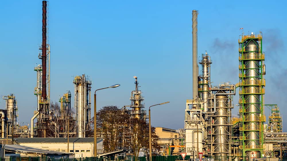 Die PCK-Raffinerie in Schwedt/Oder befürchtet negative Folgen für die Versorgung mit Sprit und Heizöl, falls US-Sanktionen in Kraft treten (Archivbild). / Foto: Patrick Pleul/dpa