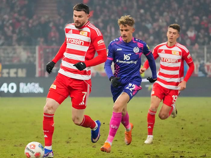 Oliver Burke (l.) soll für Union Berlin in Mönchengladbach stürmen, Janik Haberer (r.) hofft noch auf einen Einsatz. (Archivbild)  / Foto: Soeren Stache/dpa