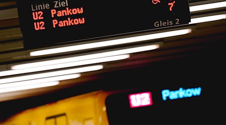 Die U-Bahn fährt in Berlin oft in dichtem Takt, manchmal gibt es aber auch Probleme. (Archivbild)  / Foto: Monika Skolimowska/dpa