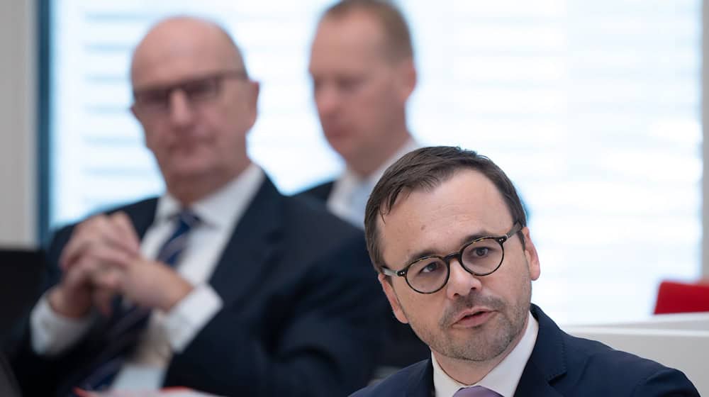 Die Verhandlungen über eine Koalition aus SPD und CDU sollen zügig beendet werden, sagt CDU-Fraktionschef Redmann (rechts). (Archivbild). / Foto: Soeren Stache/dpa