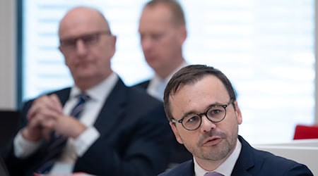 Die Verhandlungen über eine Koalition aus SPD und CDU sollen zügig beendet werden, sagt CDU-Fraktionschef Redmann (rechts). (Archivbild). / Foto: Soeren Stache/dpa