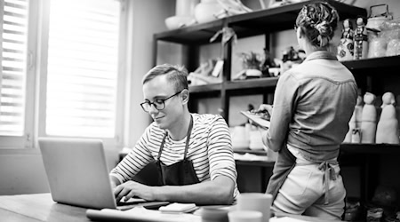 Digitalisierung gehört zum Alltag vieler kleiner Betriebe in Brandenburg – Büroarbeit ist ein fester Bestandteil neben dem eigentlichen Handwerk. / Foto: rawpixel.com auf freepik.com