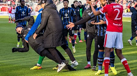 Kurze Rangeleien gab es nach dem Schlusspfiff in Cottbus. / Foto: Frank Hammerschmidt/dpa